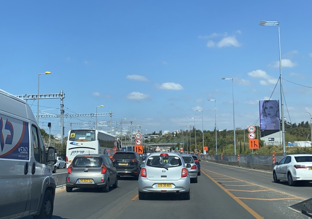En Israël, l’insuffisance notoire des transports publics est responsable des embouteillages permanents sur les routes (photo : KHC)