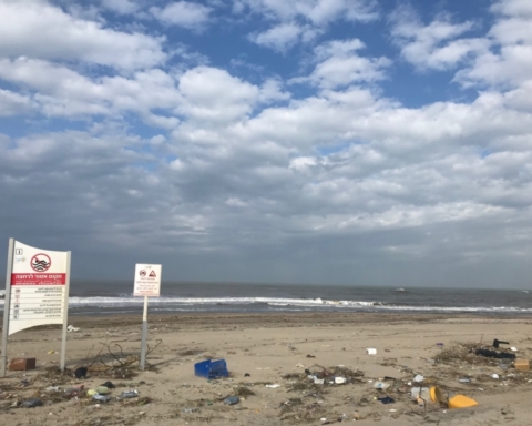 Pollution sur une plage israélienne. On peut voir de nombreux déchets microplastiques qui devraient aller en diminuant grâce au nouveau budget (photo : KHC)
