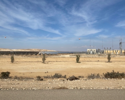 Installation solaire dans le désert du Néguev. Une seconde installation dans la même région va prochainement s’y ajouter (photo : KHC)
