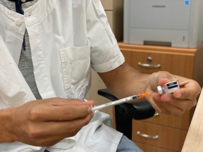 Un infirmier israélien en train de préparer la seringue pour la troisième injection (photo : KHC)