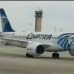 Un avion de la compagnie EgyptAir a, pour la première fois, atterri à Ben Gourion. On peut voir le drapeau derrière l’aile de l’avion (photo : capture d’écran)