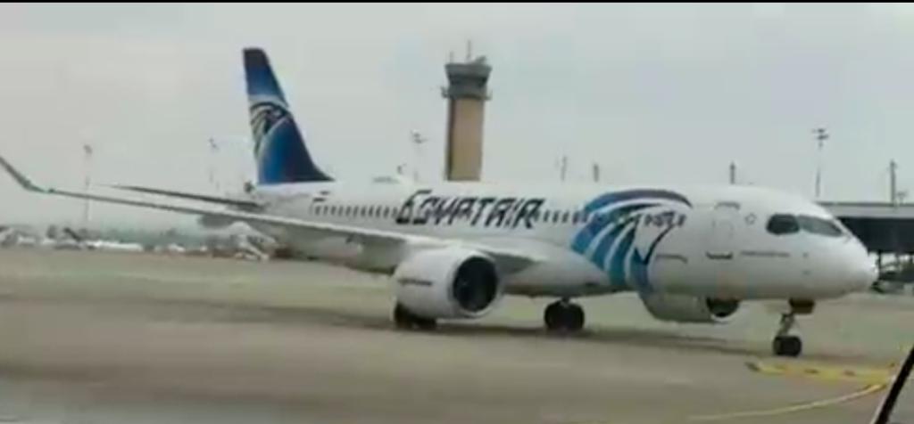 Un avion de la compagnie EgyptAir a, pour la première fois, atterri à Ben Gourion. On peut voir le drapeau derrière l’aile de l’avion (photo : capture d’écran)