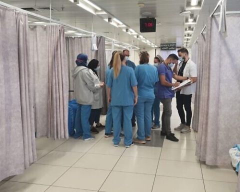 Personnel de l’hôpital Hillel Yaffe faisant de son mieux pour travailler sans réseau informatique (photo : Hillel Yaffe)