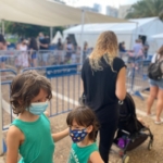 Enfants faisant la queue pour se faire tester à Tel-Aviv (photo : KHC)