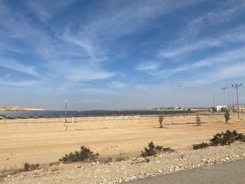 Centrale solaire dans le sud d’Israël. L’Etat hébreu veut maintenant importer de l’énergie solaire produite en Jordanie (photo : KHC)