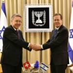 Le nouvel ambassadeur de Suisse, Urs Bucher, avec le Président de l’Etat d’Israël, Isaac Herzog            (photo :  Shlomi Amsalem)