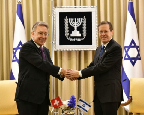 Le nouvel ambassadeur de Suisse, Urs Bucher, avec le Président de l’Etat d’Israël, Isaac Herzog            (photo :  Shlomi Amsalem)