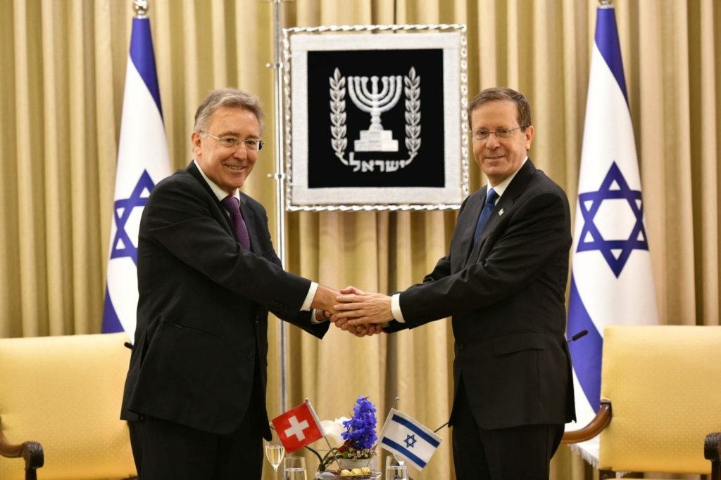 Le nouvel ambassadeur de Suisse, Urs Bucher, avec le Président de l’Etat d’Israël, Isaac Herzog            (photo :  Shlomi Amsalem)