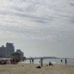 Une plage de Tel-Aviv en décembre. Le beau temps ne peut toutefois pas compenser le fait que le jour est proche où plus personne ne pourra s’offrir le luxe de vivre dans cette ville (photo : KHC)