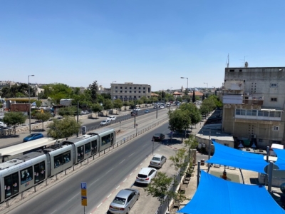  sur la frontière entre l’ouest et l’est de la ville. A droite le quartier ultra-orthodoxe de Mea Shearim, à gauche le quartier musulman de Sheikh Jarrah (photo : KHC)